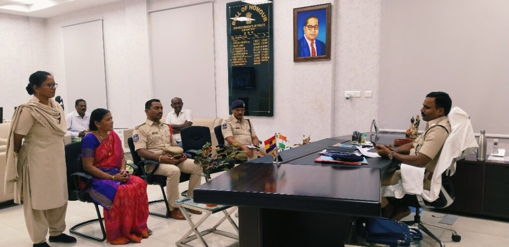 పోలీస్ గ్రీవెన్స్ డేలో బాధితుల వినతుల స్వీకరణ