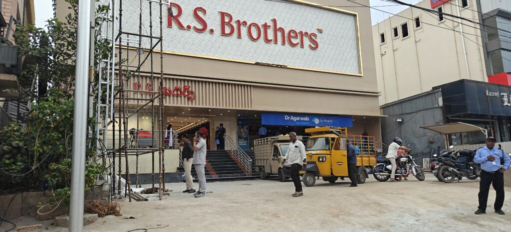 స్టార్‌కు లక్షలు… శ్రామికుడికి శ్రమేనా?